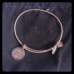 Claddagh gold bangle