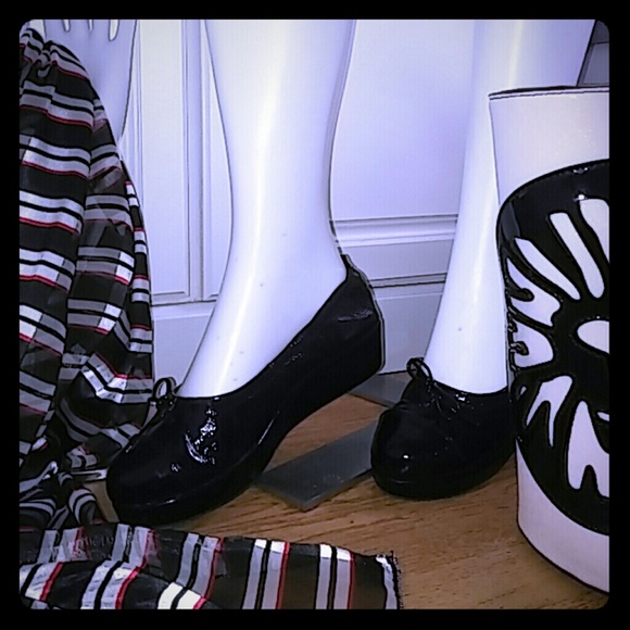 Ginger Goff patent leather leather shoes.