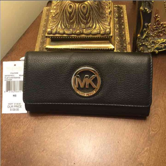 SOLD🌹Michael Kors Fulton Continental Wallet🌹SOLD - Picture 1 of 4