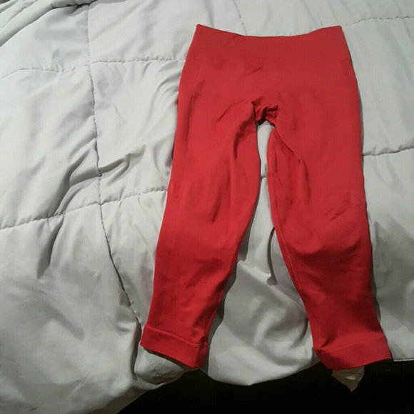 NWOT Red lulu crop zone in