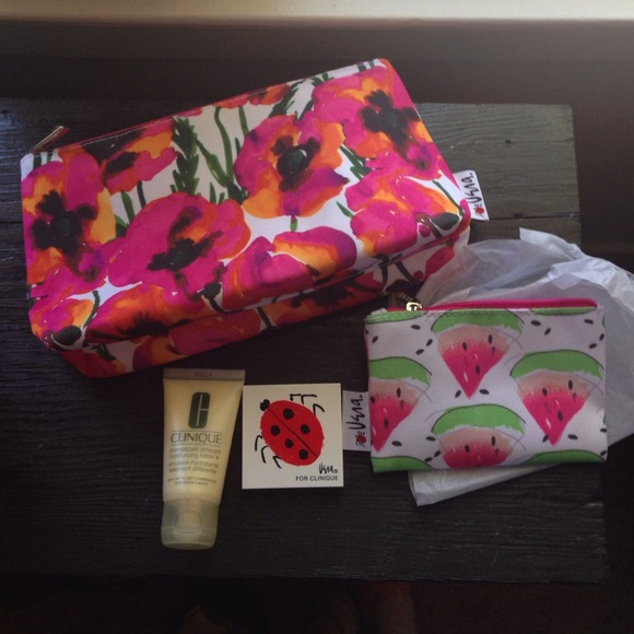 NEW✨Clinique Vera makeup bags with beauty products