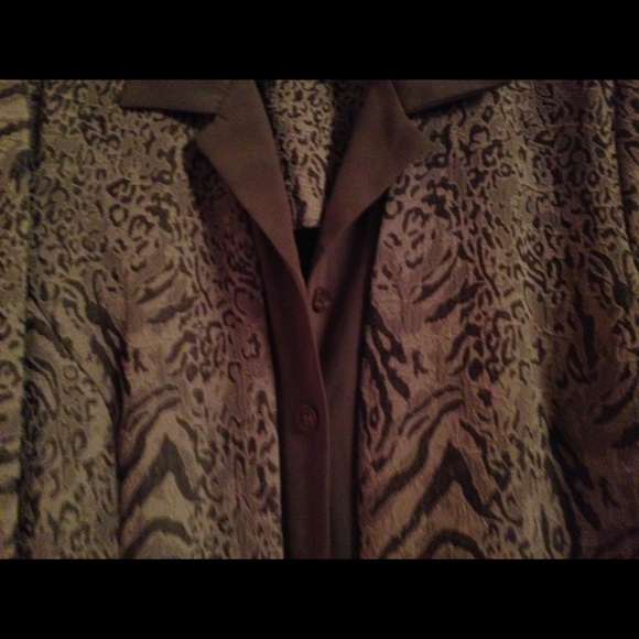 Tan/brown print button up jacket type top - Picture 2 of 4