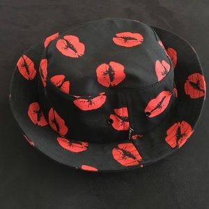 Black Huf Kisses Bucket
