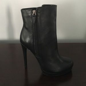NEW Black boogies with heel