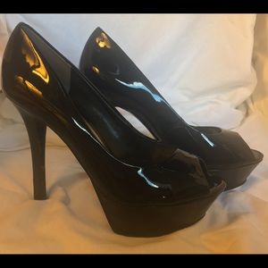 GUESS Black Patent Peep-Toe Platform Pump 7.5 NIB