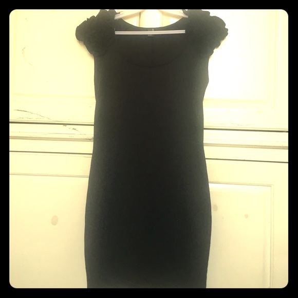 Bodycon dress with rose detail on shoulders 💁🏽