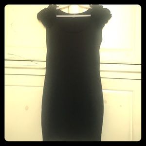 Bodycon dress with rose detail on shoulders 💁🏽