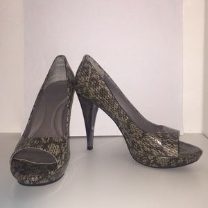 Kenneth Cole 9•2•5 Snakeskin Pumps