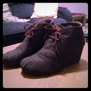 TOMS wedge bootie in dark gray 7