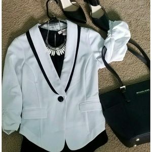 White  tuxedo 3/4 sleeve blazer size small