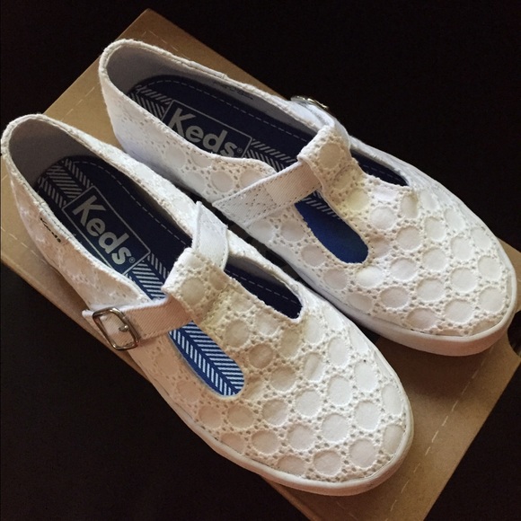 Eyelit lace Mary Janes NWT