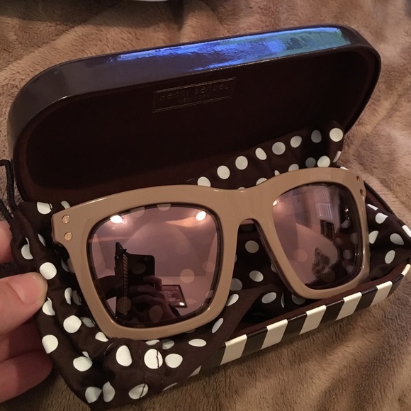 henri bendel Accessories - Henri Bendel Sunnies