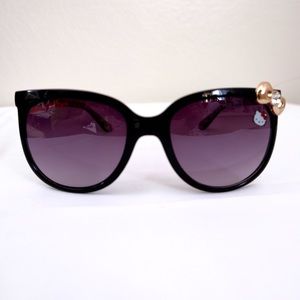 Black Hello Kitty adult sunglasses with bow detail
