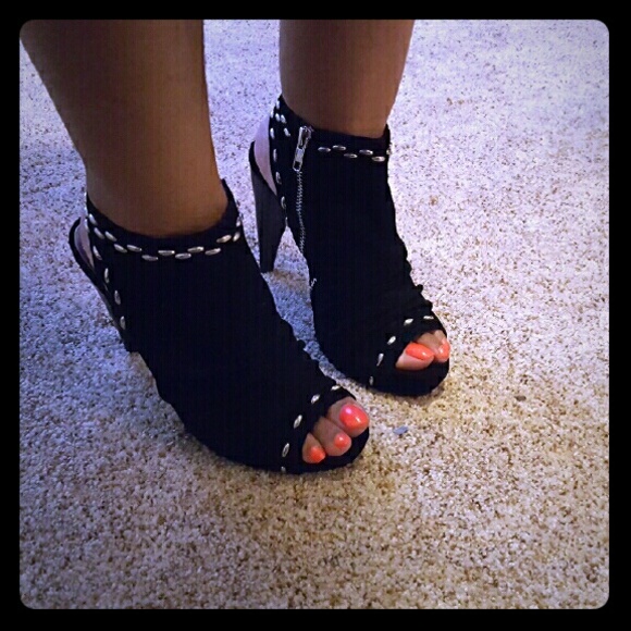 I  nice pair of barely worn BCBG Peeptoe booties