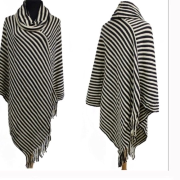 •fringed poncho• - Picture 2 of 3