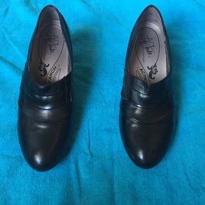 Like new Comfy black dress shoes