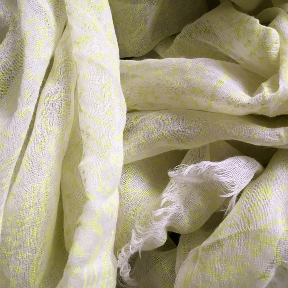 light yellow scarf - Picture 3 of 3