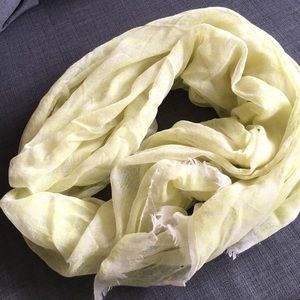light yellow scarf