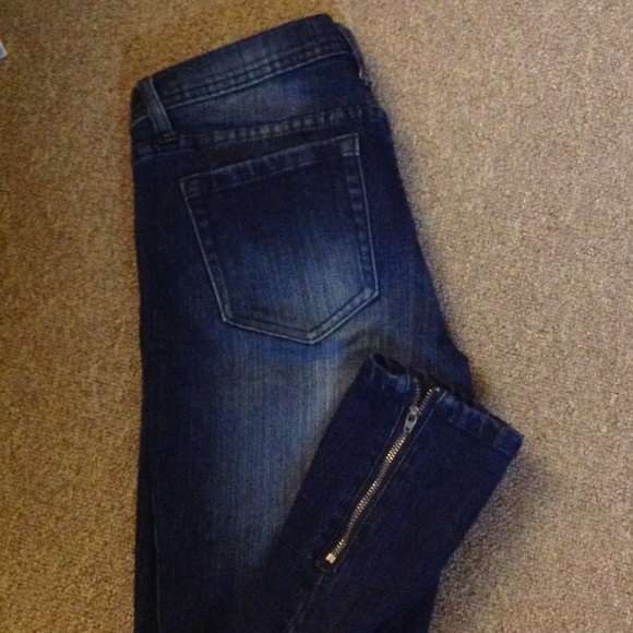 Dark Skinny Jeans with Zipper
