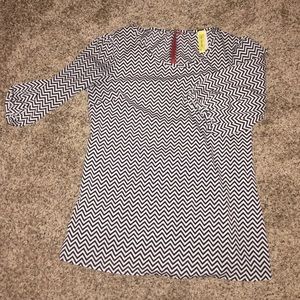 BLACK AND WHITE CHEVRON BLOUSE SIZE S/M