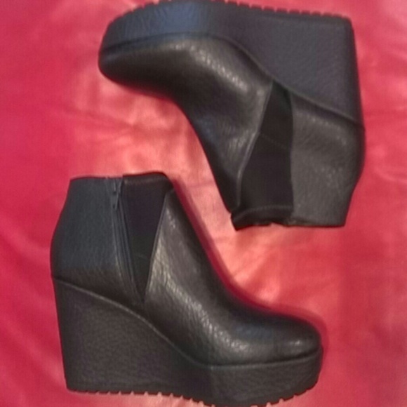 Simply Vera Vera Wang Shoes - Picture 2 of 4