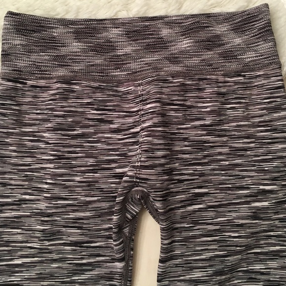 ❗️SOLD❗️ Heathered Grey Crop Capri Leggings XS - Picture 2 of 3