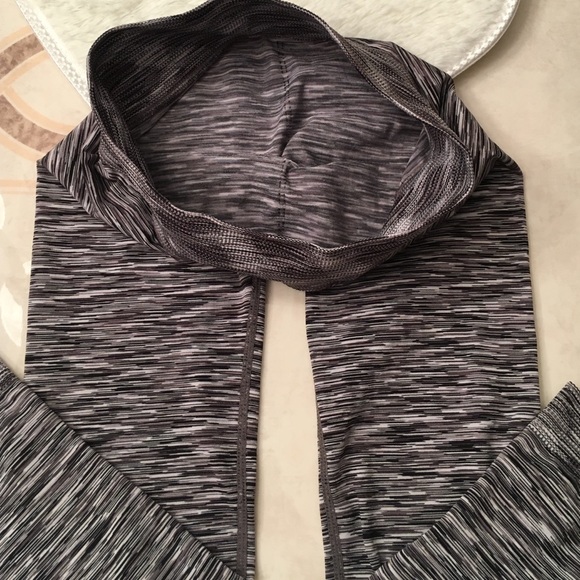 ❗️SOLD❗️ Heathered Grey Crop Capri Leggings XS - Picture 3 of 3