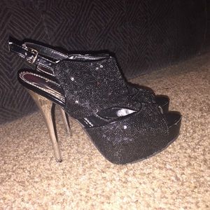 Super cute heels size 6 don't fit:(