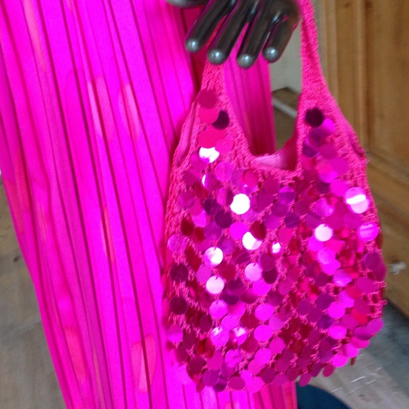 Crocheted evening bag with paillettes