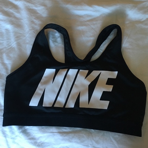 Worn once: Nike sports bra (M)
