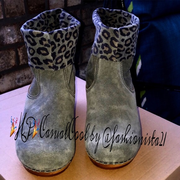 SANITA, Gray Wood Sardia Square Suede Boot/Clog 💕