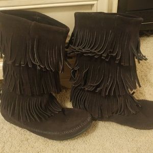 Size 11 Minnetonka. Runs small.