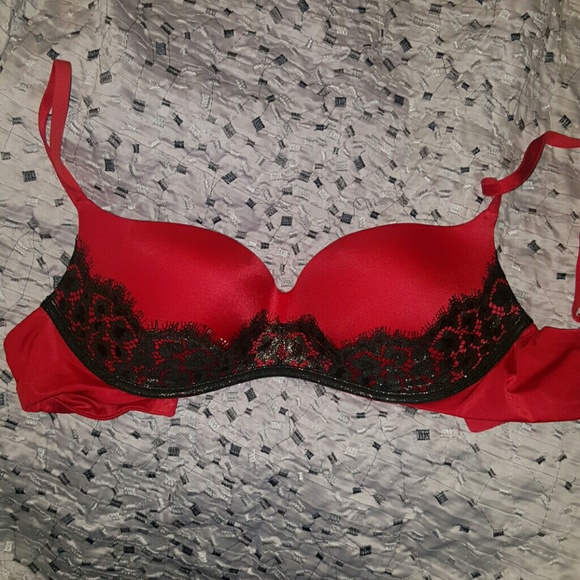 *Price Reduced!* Victoria's Secret bra - Picture 1 of 3