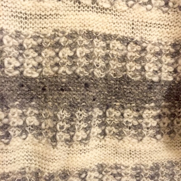Grey & Offwhite Sweater - Picture 4 of 4