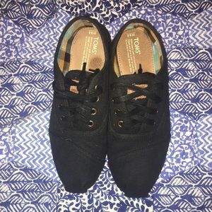 TOMS Black Cordones