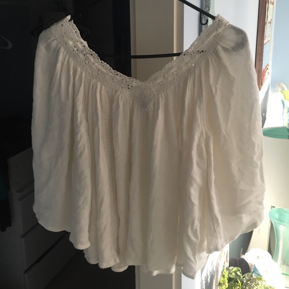 Flowy billabong top with lace trim