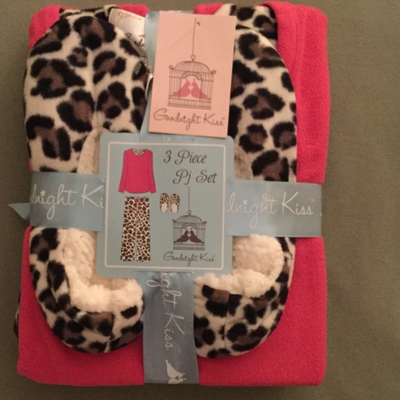 Goodnight Kiss Pajama Set - Picture 2 of 3