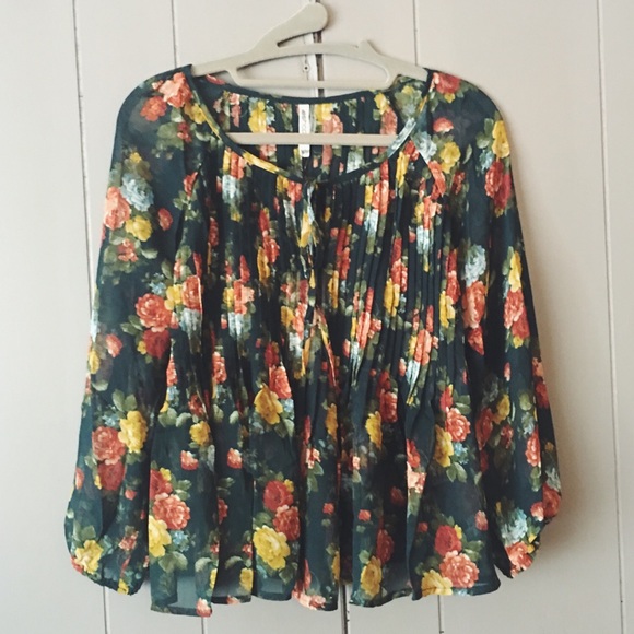 ONE LEFT! (M) Trendy Boho Top - Picture 3 of 4