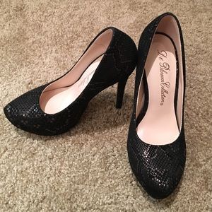 Snake skin print pumps.