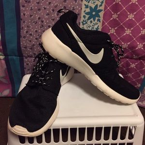 Like- New Nike Roshes