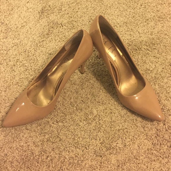 Good condition nude BCBG pumps