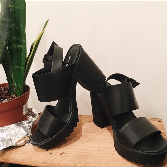 CHUNKY HEELED SANDALS
