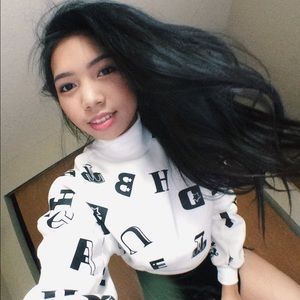 Letter printed cropped turtleneck sweatshirt