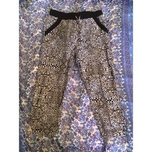 NWOT printed cropped joggers
