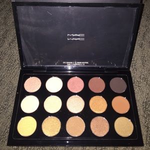 BRAND NEW MAC EYE SHADOW PALLET ON SALE!