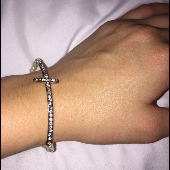 Beaded and cross bracelet - Picture 1 of 2
