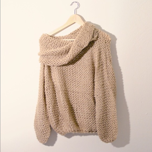 MOVING SALE (to 2/5) Off shoulder puffy sweater - Picture 4 of 4