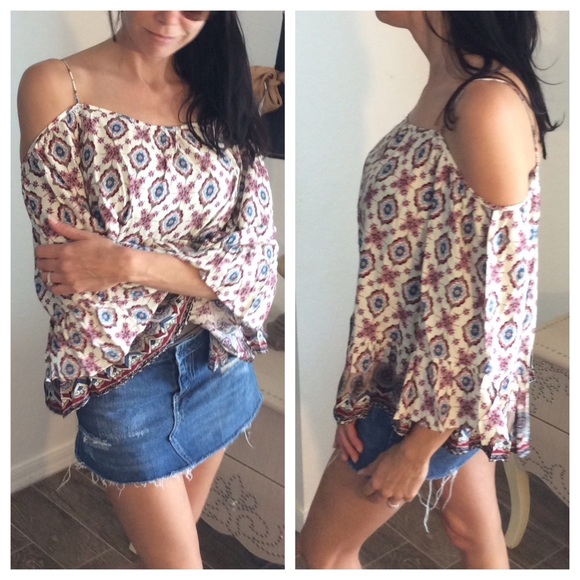 ❌ SOLD BUNDLED❌ Off  Shoulder Top - Picture 2 of 2