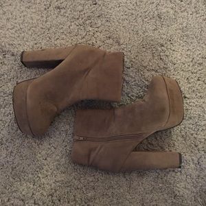 Suede grey boots with heel