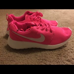 Brand new never worn Nike Roshe, pink white